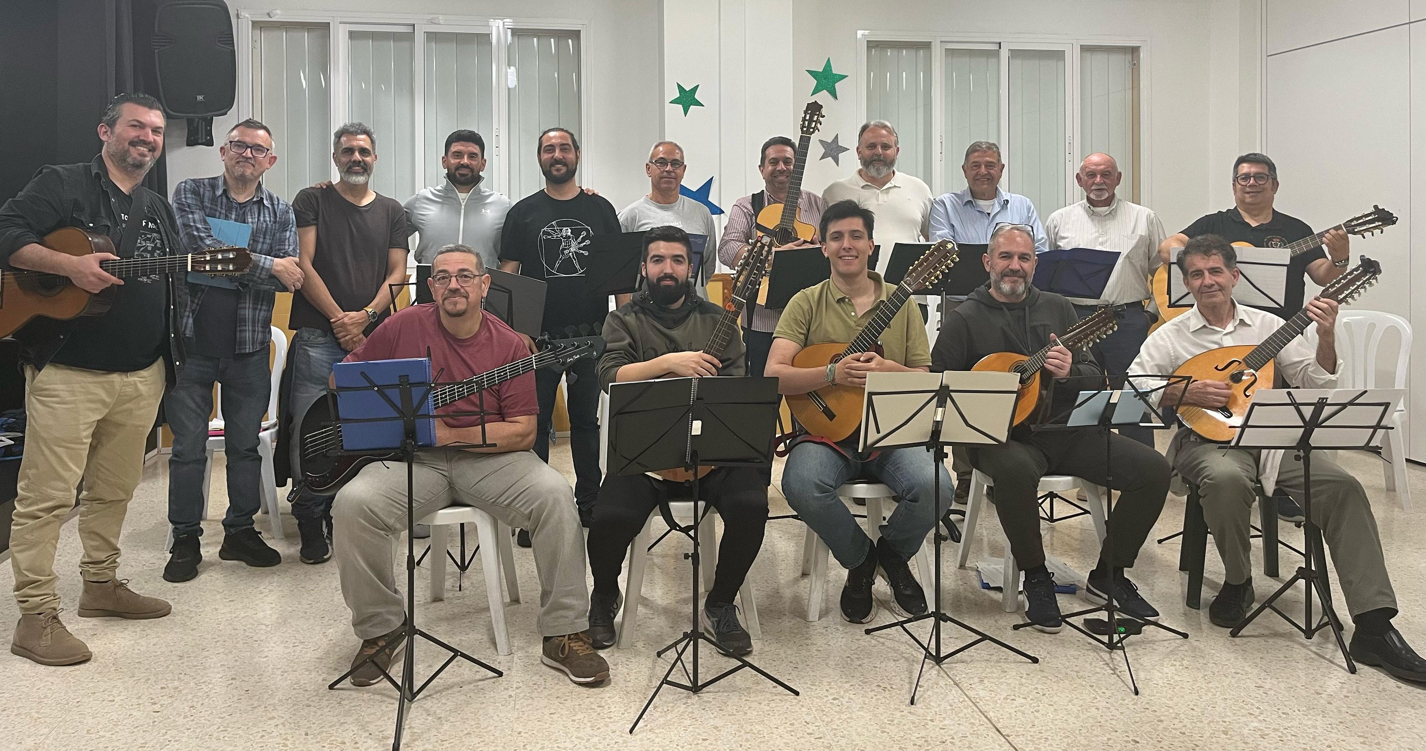 El grupo Son Marengo al completo durante un ensayo, con las guitarras en la mano