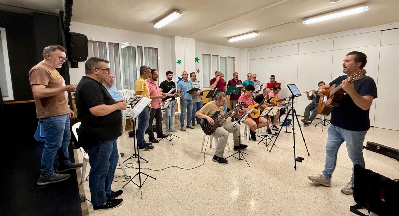Ensayo general de Son Marengo en la sala, con todo el grupo