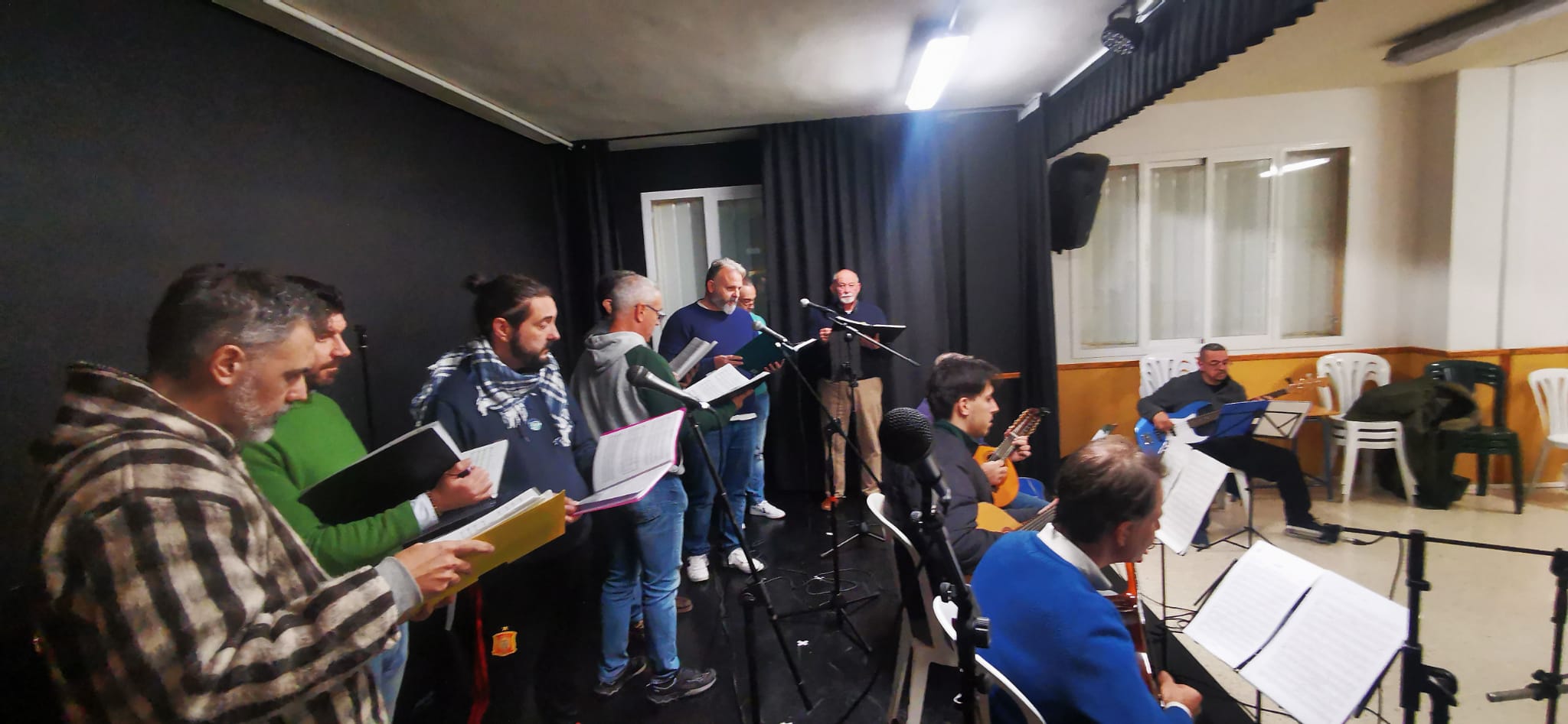 Cantantes de Son Marengo con las partituras durante un ensayo