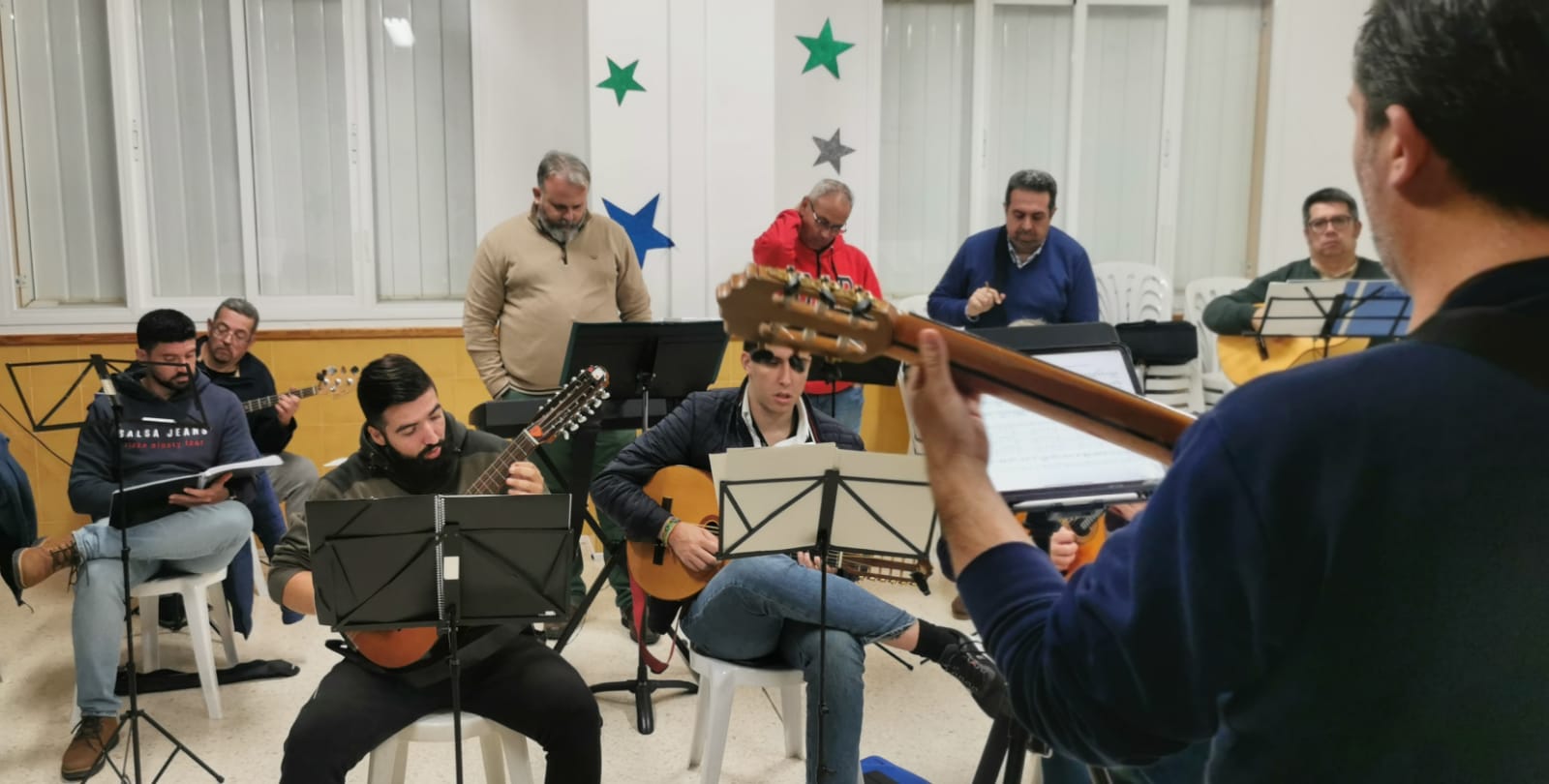 Músicos de Son Marengo ensayando con guitarras y flauta